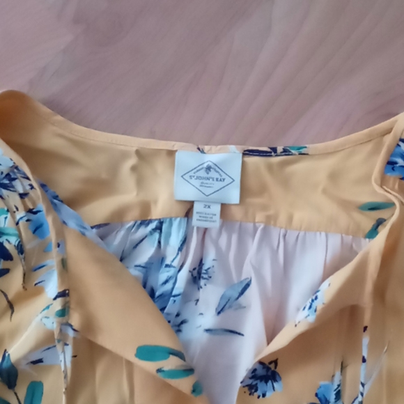 Plus size top - Picture 2 of 6